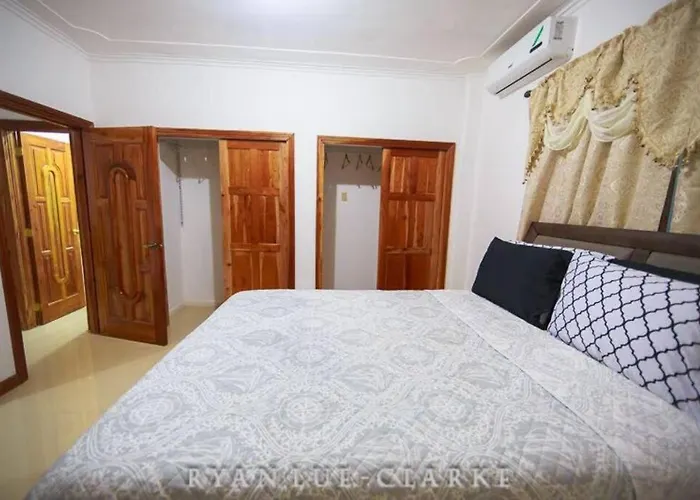 Shan\'S Manor.... Excellent Location!!!