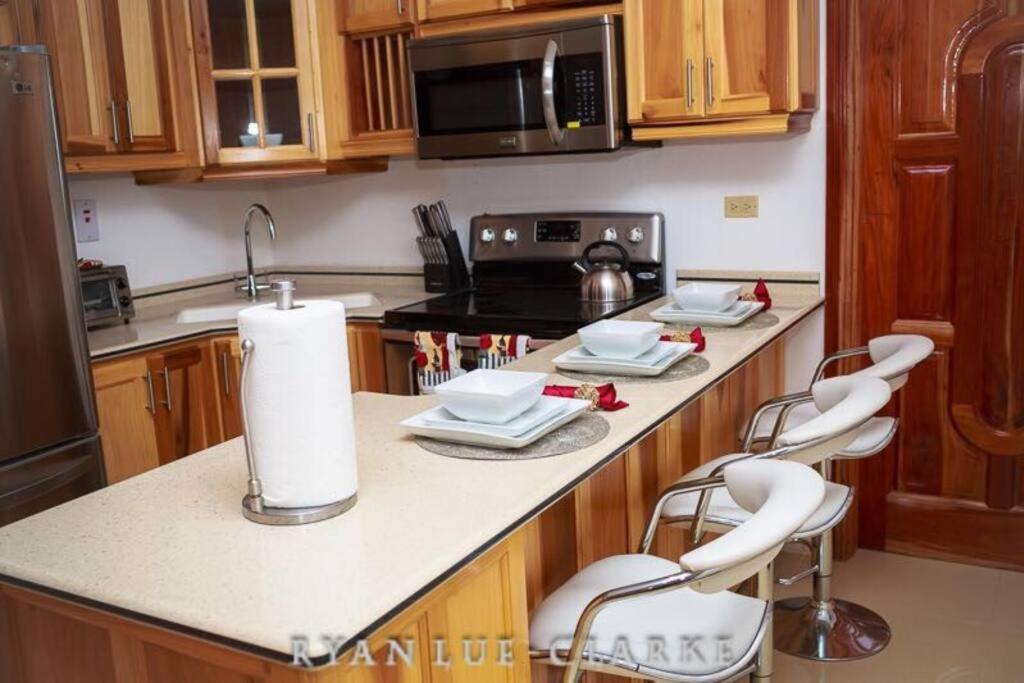 Apartment Shan's Manor.... Excellent Location!!! *